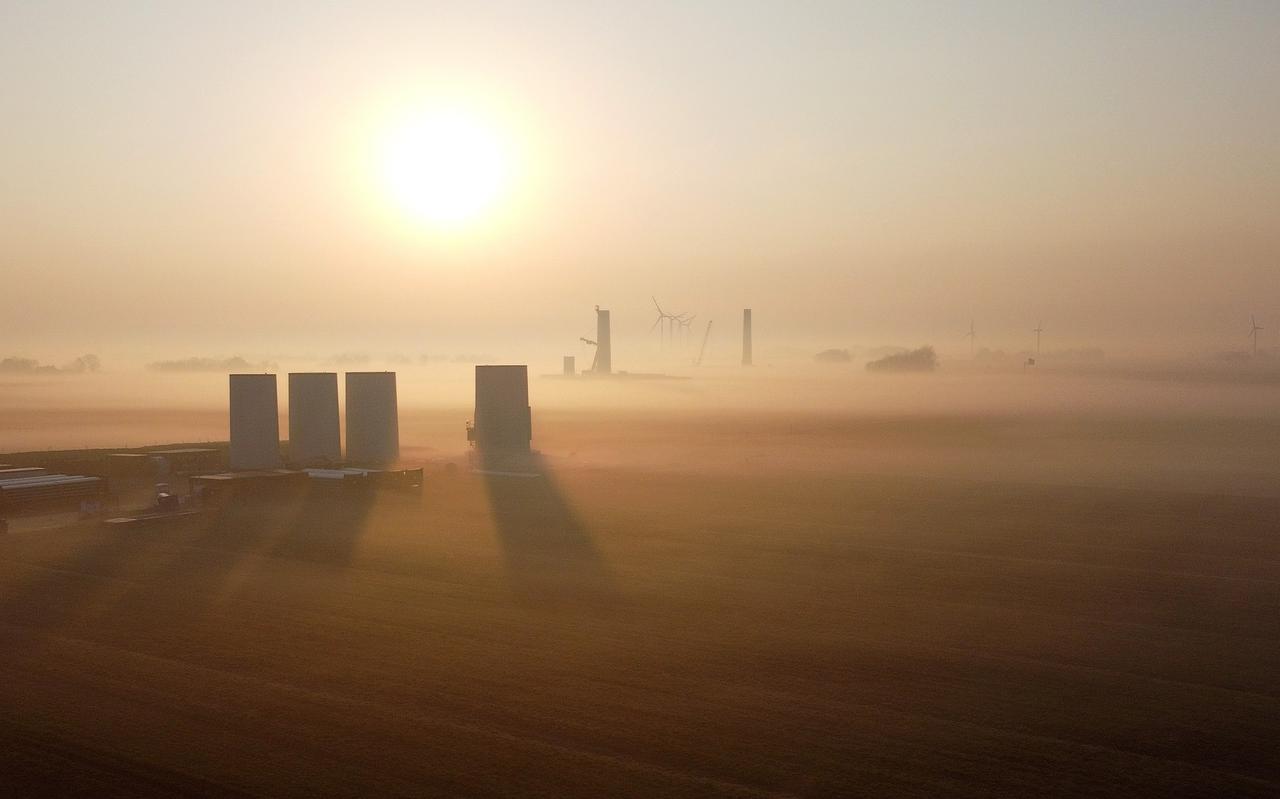 Ruim een jaar geleden begon Vattenfall met de bouw van zestien nieuwe windmolens op de kop van de Afsluitduik.  Ruim 25 kilometer zuidelijker baalt campingbaas Ben Beintema stevig van de hoge rekeningen.