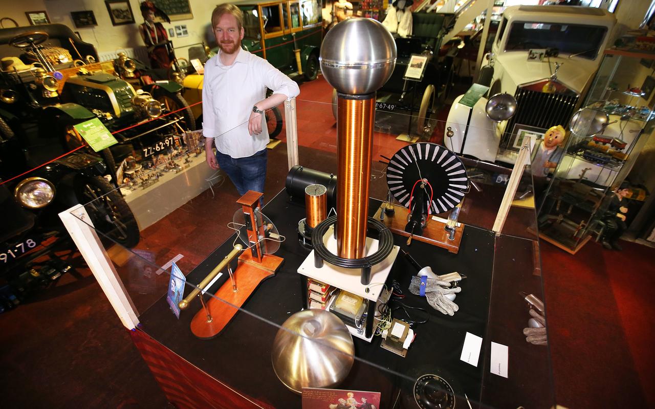 Jan Kees Geersing bij de tentoonstelling over Nikola Tesla in het Andere Museum. Jan Kees Geersing bij de tentoonstelling over Nikola Tesla in het Andere Museum.
