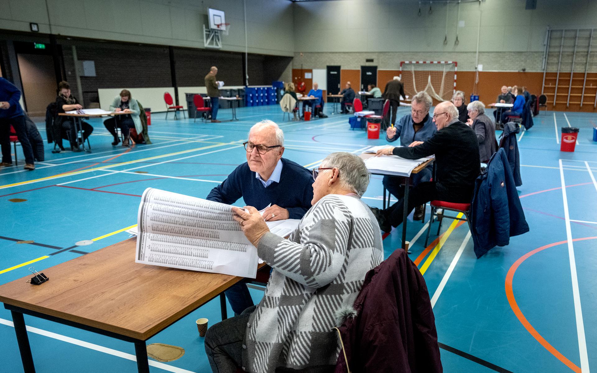 Stemmen tellen in MFC de Wier in Ureterp.