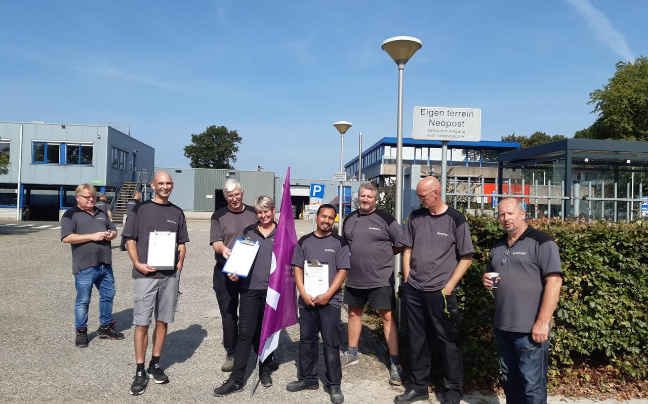 Werknemers van Sparck met de ondertekende petitie. FOTO FNV Werknemers van Sparck met de ondertekende petitie. FOTO FNV