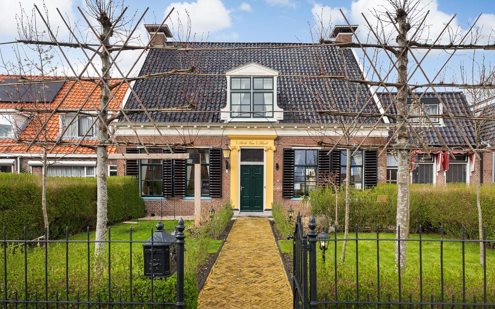 Dit monumentale pand aan het Noordvliet in Leeuwarden staat te koop