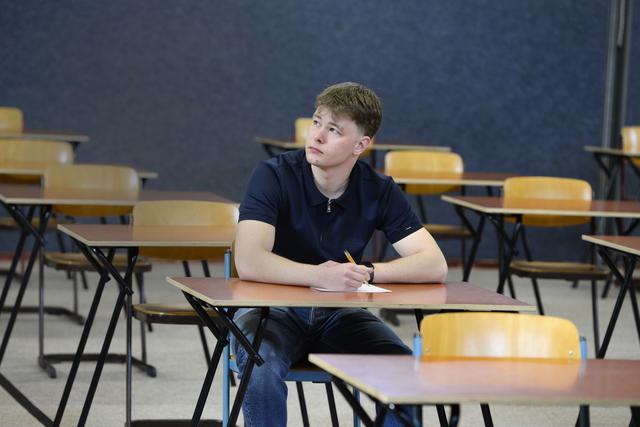 Een klap van een zweefmolen zette het examenjaar van Matthijs (17) uit Wirdum op zijn kop: ‘Ik heb h