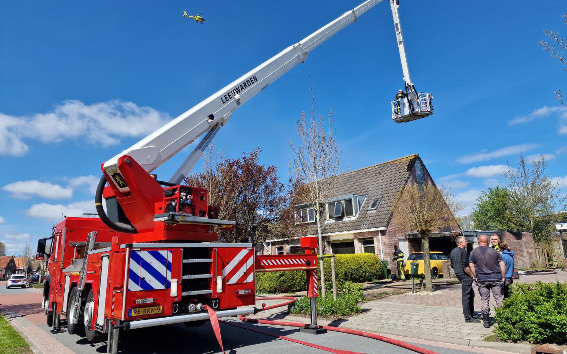 De brandweer ter plaatse bij woning in Deinum | Foto: Kappers Media