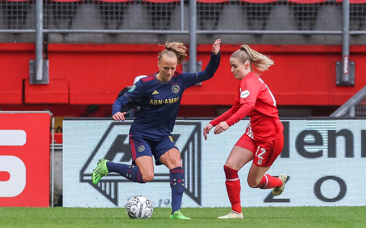 Tiny Hoekstra namens Ajax in duel met Maud Roetgering in de wedstrijd tegen FC Twente.