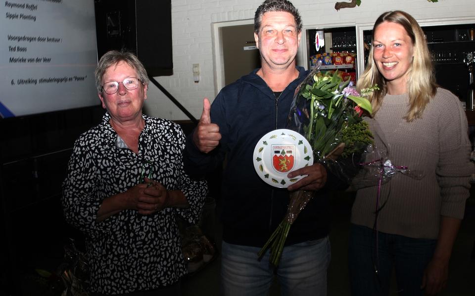 Peet Hamstra geflankeerd door links Sippie Planting en Kim Douwes van Plaatselijk Belang.