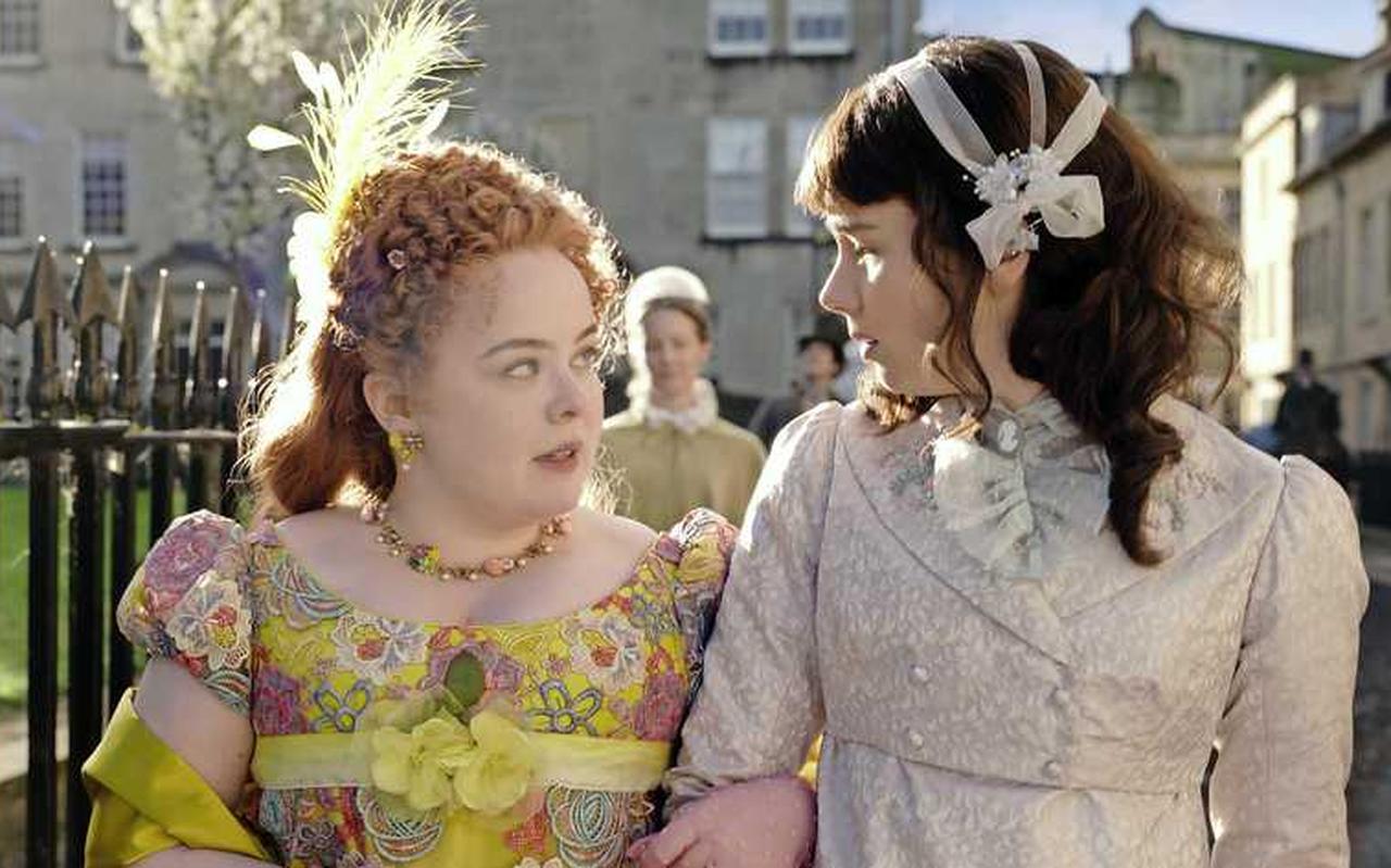 Coughlan als Penelope Featherington met haar beste vriendin Eloise Bridgerton (Claudia Jessie). Coughlan als Penelope Featherington met haar beste vriendin Eloise Bridgerton (Claudia Jessie).