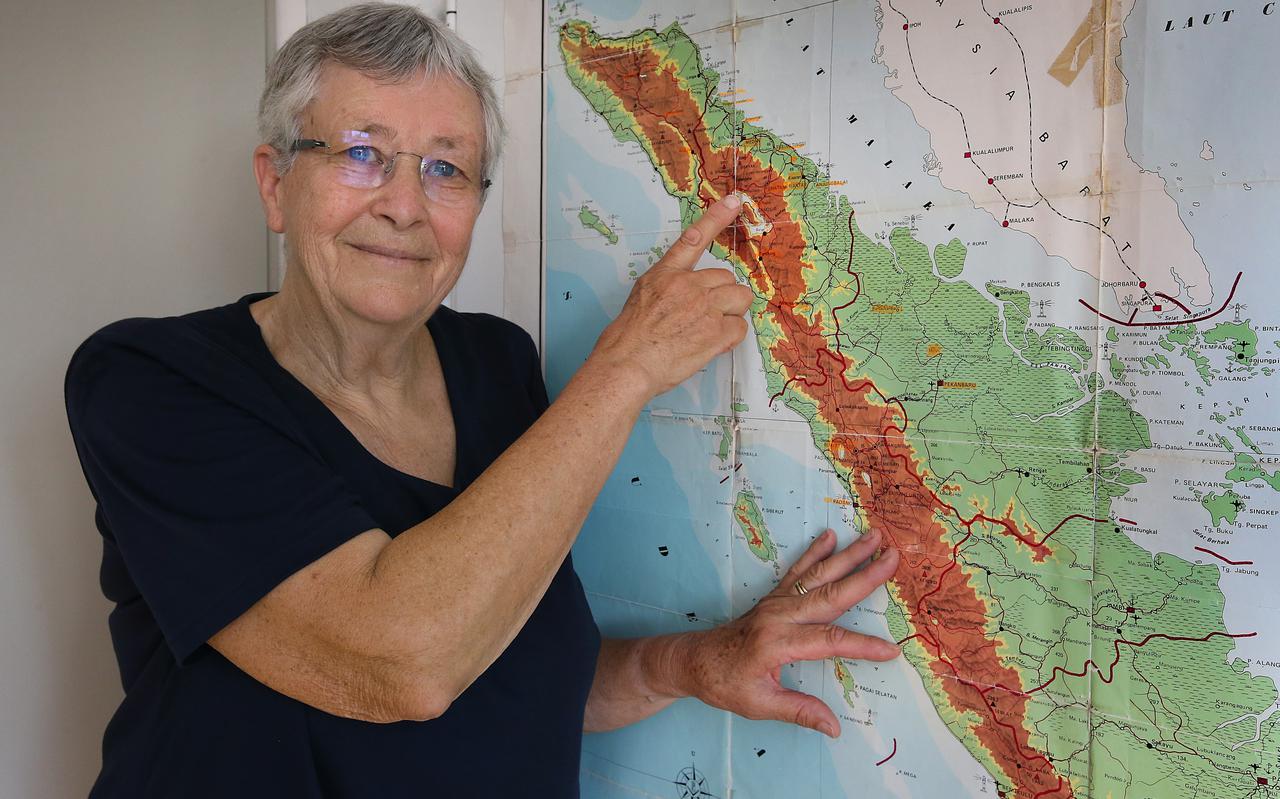 Nynke K. Oreel-Bierma wijst thuis aan op welke plekken haar man tijdens de Tweede Wereldoorlog verbleef in Nederlands-Indië.