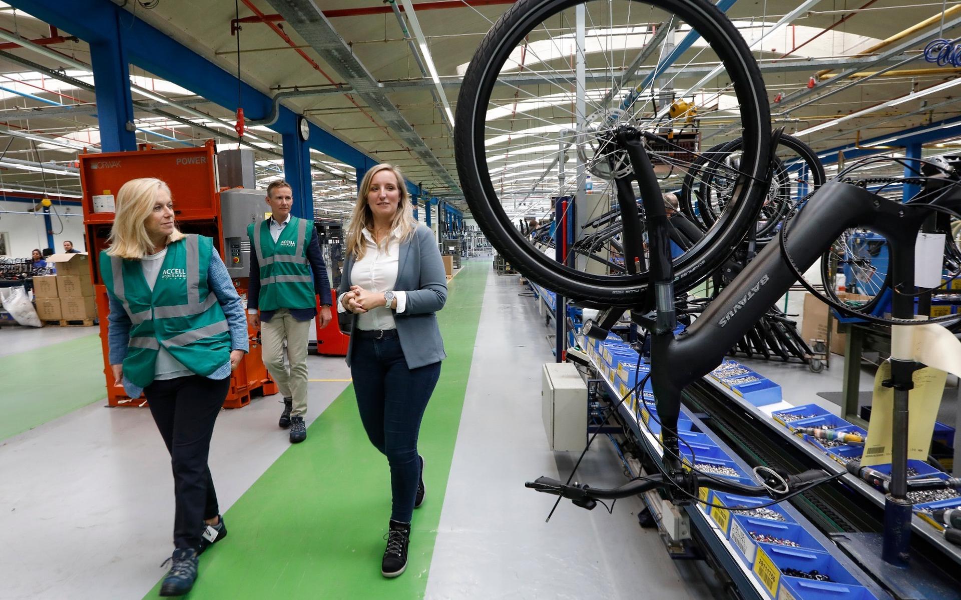 Eind augustus bracht D66-leider Sigrid Kaag als minister van Buitenlandse Handel en Ontwikkelingssamenwerking een bliksembezoek aan de Batavus fietsenfabriek van Accell in Heerenveen. Op de foto krijgt Kaag (links) een rondleiding door de fabriek van Sten van der Hem en Annemarie Jorna van Accell. 