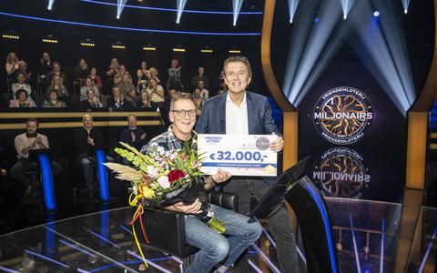 Rudi Stuve uit Marsum poseert met presentator Robert ten Brink van de VriendenLoterij Miljonairs. FOTO JURGEN JACOB LODDER