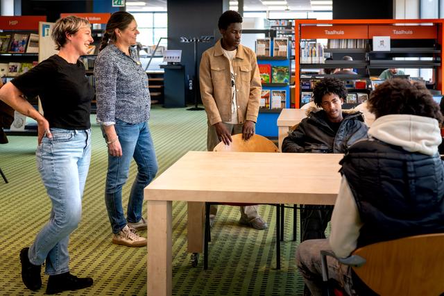 De bieb in Heerenveen is populair als hangplek. ‘Oh nee, hoe gaan we hiermee om?’