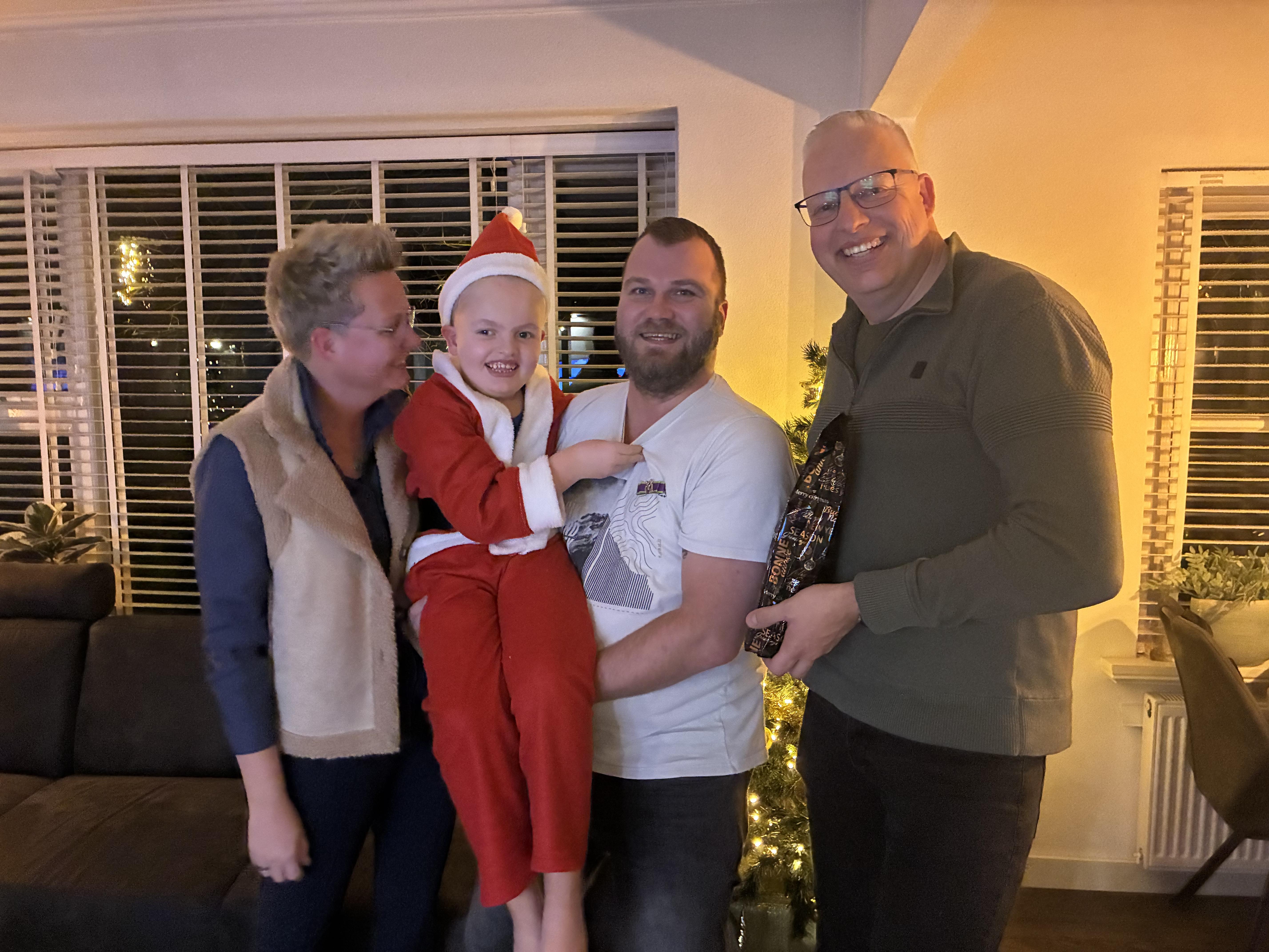 Martin (43) uit Bolsward krijgt mantelzorglintje vanwege zorg voor buurjongen Joris (5). ‘We kunnen 