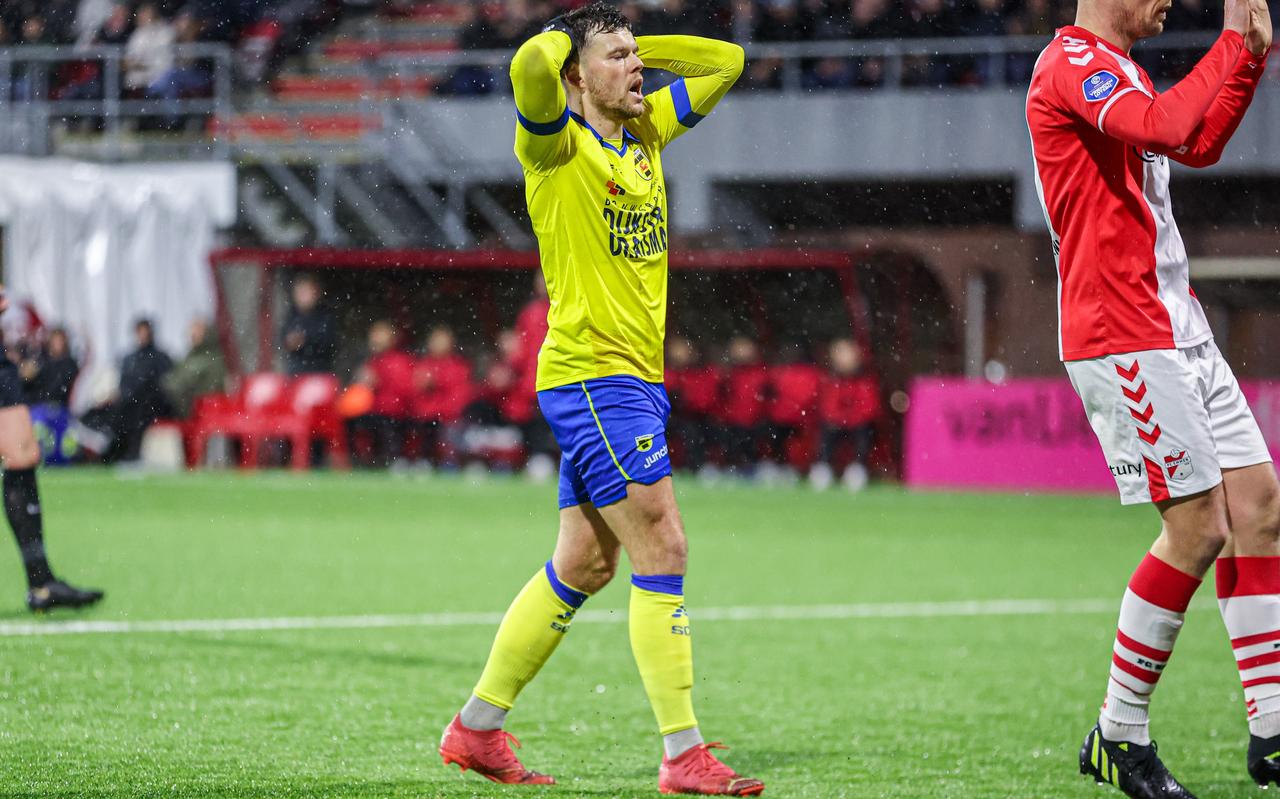 Tom Boere baalt tijdens de wedstrijd tegen FC Emmen: weer wist Cambuur niet te scoren. Tom Boere baalt tijdens de wedstrijd tegen FC Emmen: weer wist Cambuur niet te scoren.
