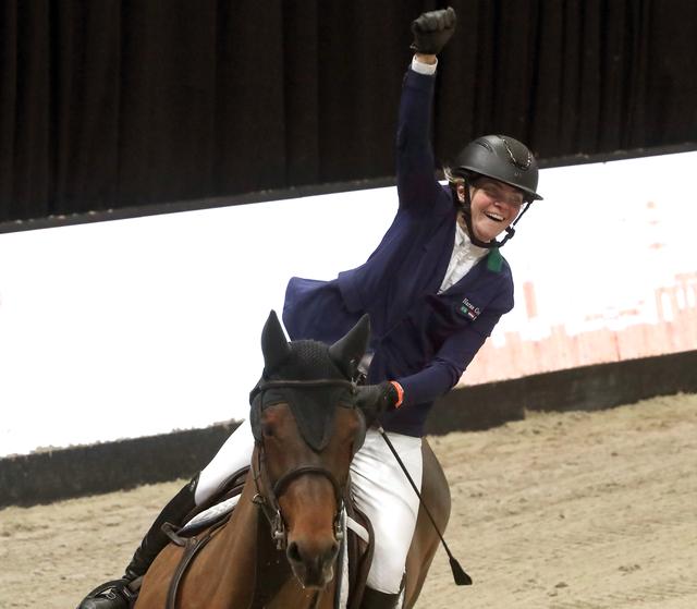 Marriët Smit-Hoekstra uit Mildam eerste amazone die GP Twente wint: ‘Hier kun je me wakker voor make