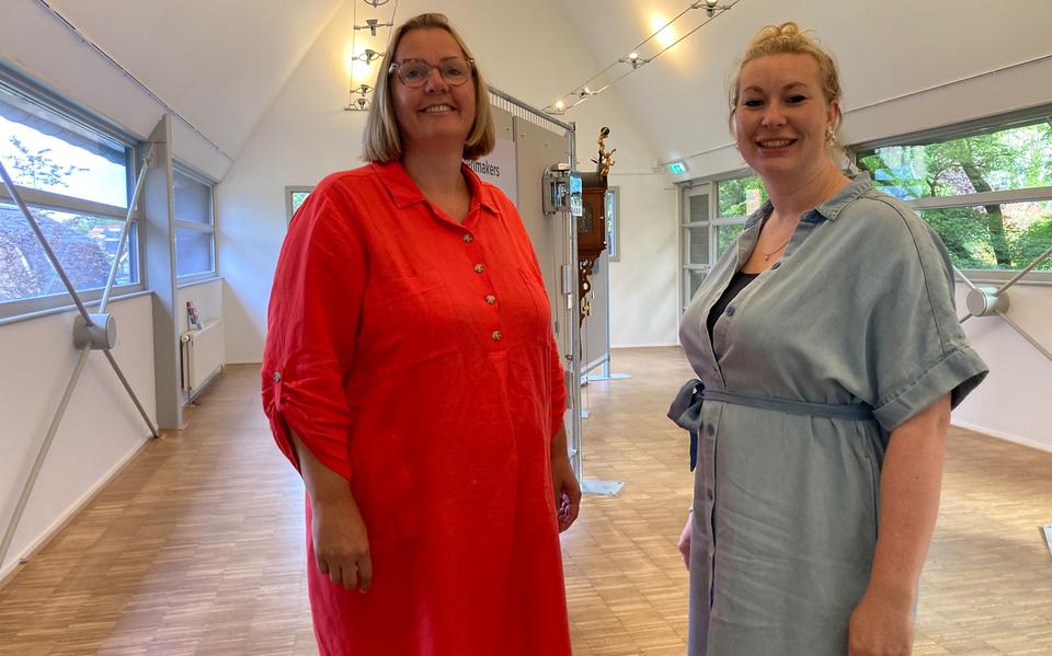 Siska Lubach (l) en Lisette Bokma in een van de twee ruimtes waar de expositie van lokale (amateur)kunstenaars straks is te zien.