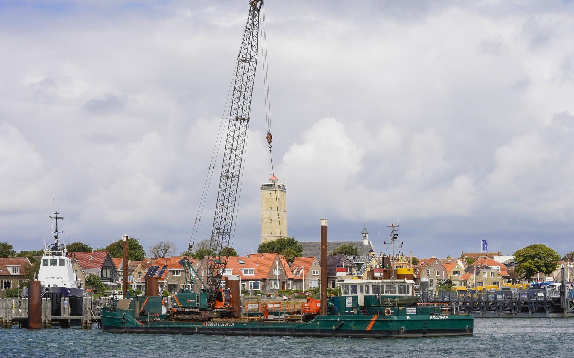 Chaos rond voortgang reconstructie havenfront Terschelling. Project ligt deels op zijn gat