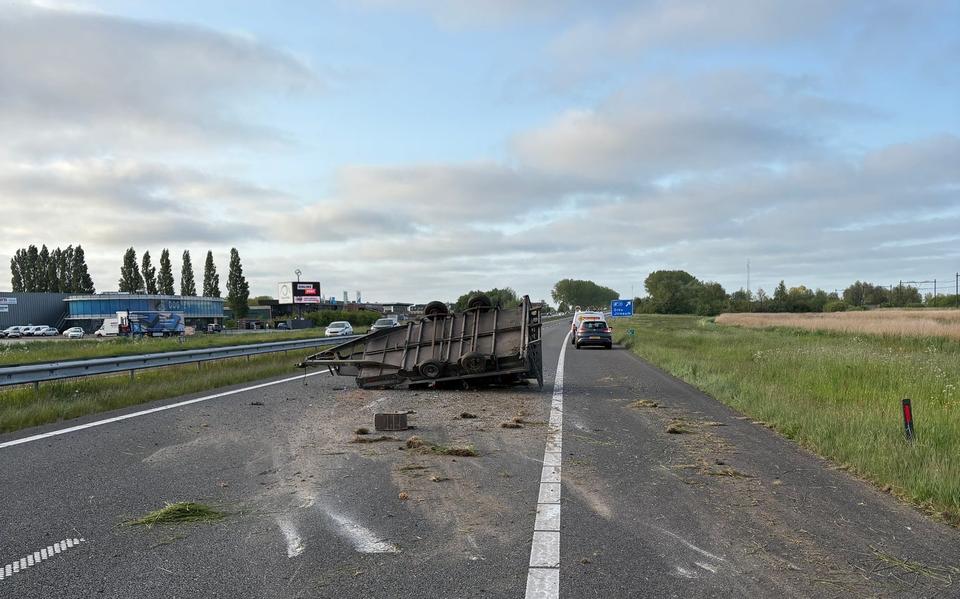 Een aanhanger met lading is woensdagochtend gekanteld op de A32 bij Grou in de richting van Heerenveen.