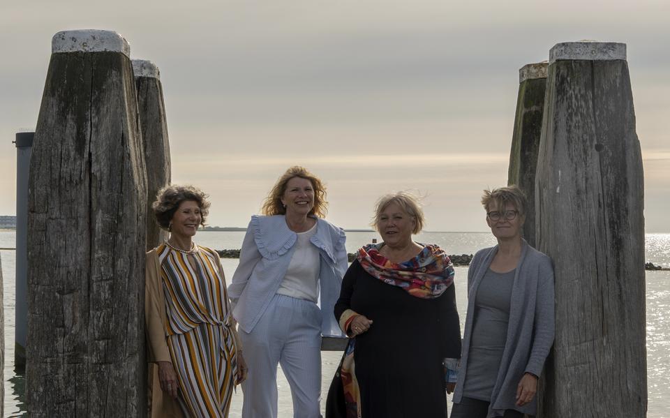 Vrouwen aan de macht op Terschelling, vlnr: gemeentesecretaris Hetty de Jong, wethouder Jeltje Hoekstra-Sikkema, burgemeester Caroline van de Pol en wethouder Gea van Essen. 