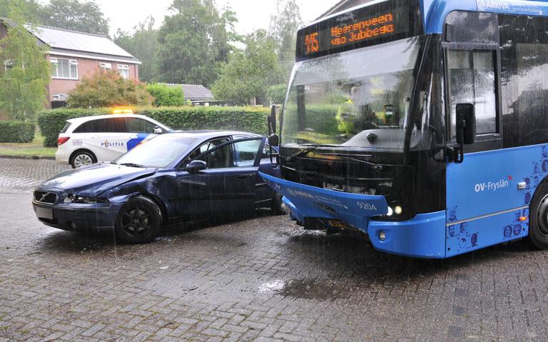 Aanrijding tussen auto en busje: twee gewonden.