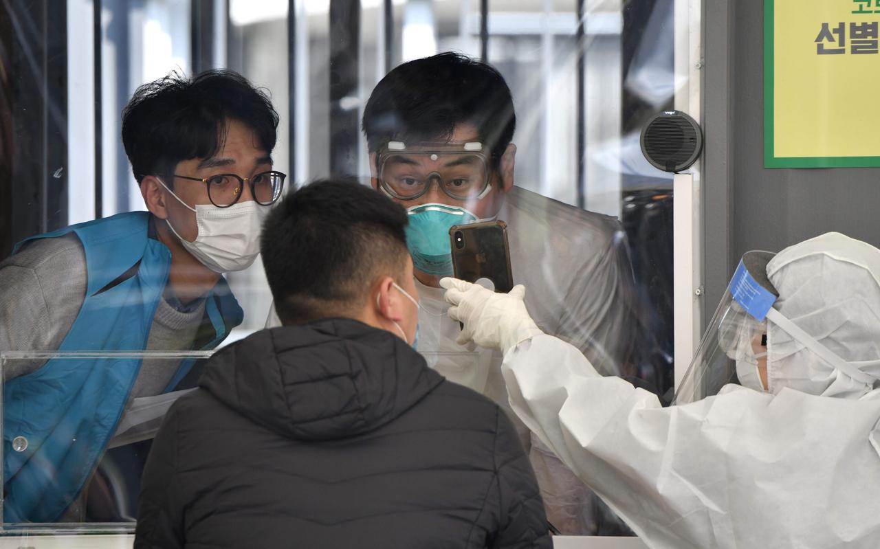 Testen in Seoul, de hoofdstad van Zuid-Korea, op het coronavirus. Zuid-Korea zet ook op grote schaal big data in in de strijd tegen het virus.