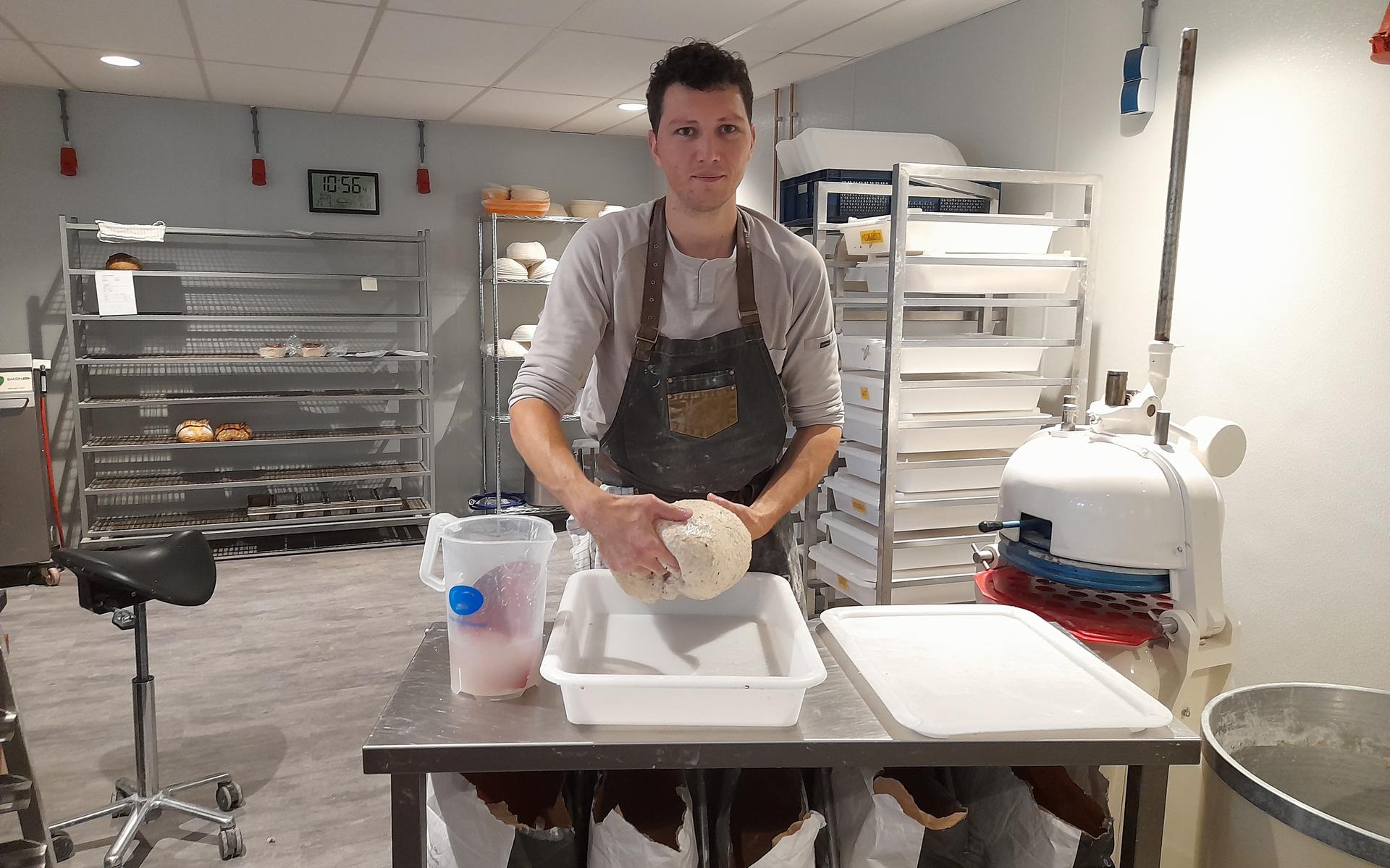 Desembakker Tim uit Opeinde wordt dagelijks geholpen door Guus, Silke en Doede. Maar wie zijn dat en