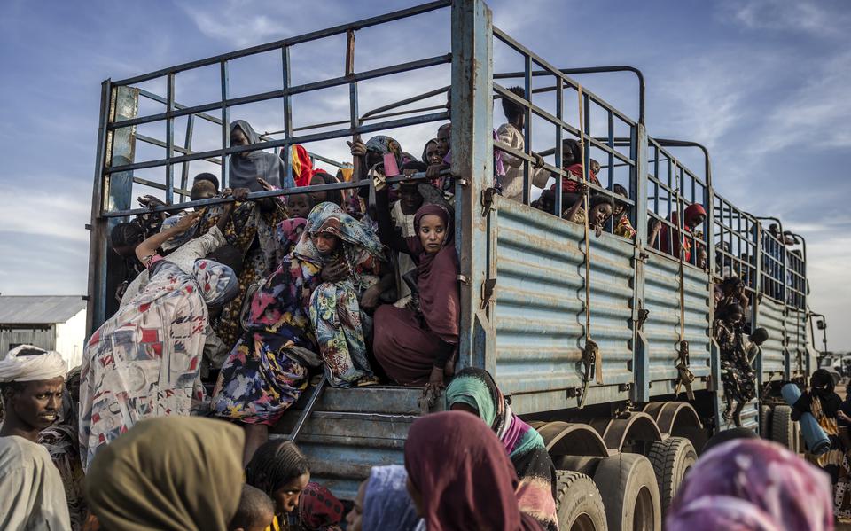 Soedanese vluchtelingen klimmen van een vrachtwagen af. Met zo’n acht miljoen Soedanezen op de vlucht kent het land de grootste ontheemdencrisis ter wereld.