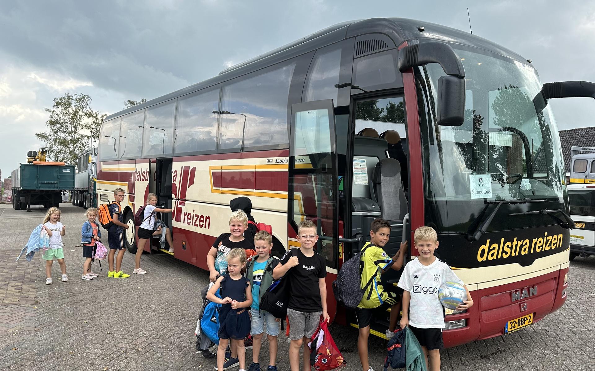 Brug Gerkesklooster-Stroobos na aanvaring weer open: ‘Busrit naar basisschool net een schoolreisje’