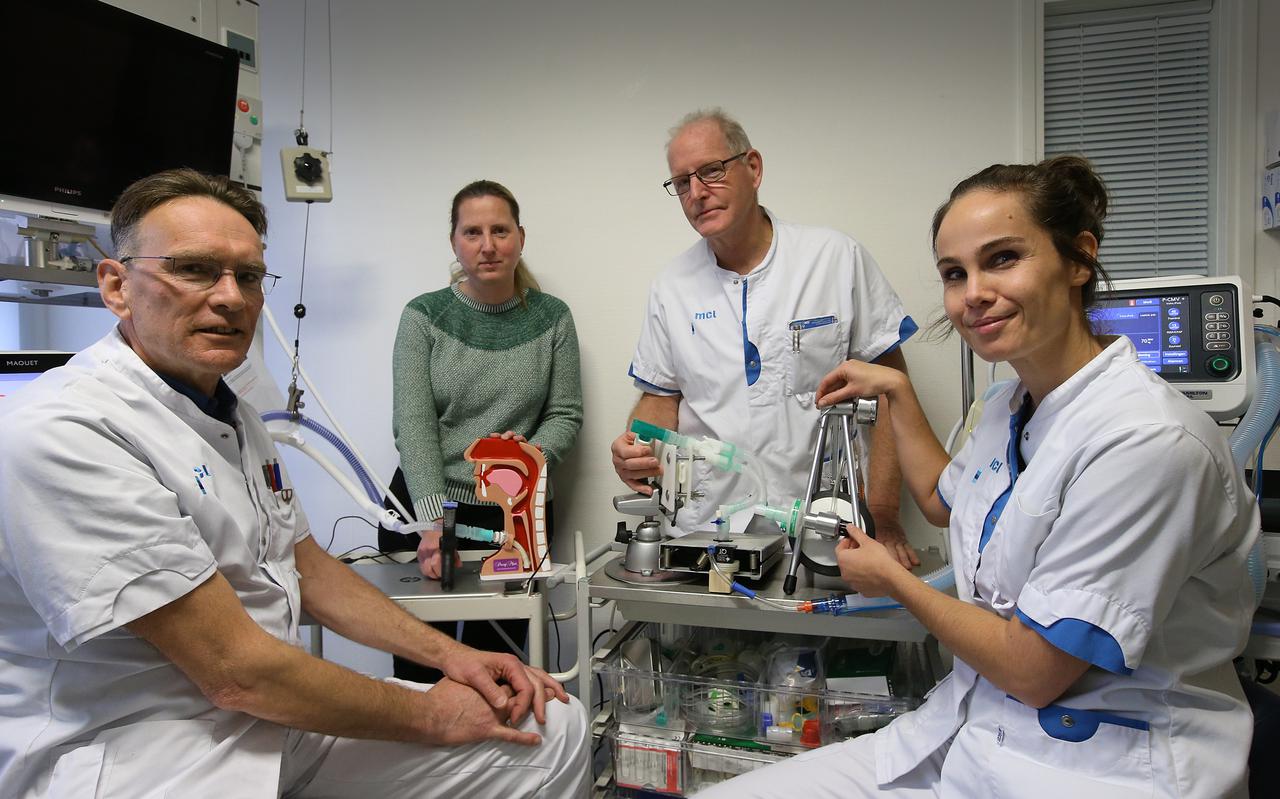 Intensivist-anesthesioloog Peter Egbers (links) en IC-verpleegkundige Ingrid Bakker (rechts) met intensivisten Nadia Koek en Harmen Middelkamp (midden) bij de testopstelling. Foto Niels Westra 