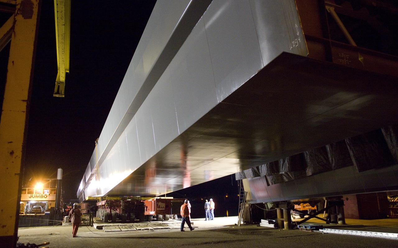 Een nachtelijke klus in 2009: BSB Staalbouw zet een deel van Muiderbrug op transport. Een nachtelijke klus in 2009: BSB Staalbouw zet een deel van Muiderbrug op transport.