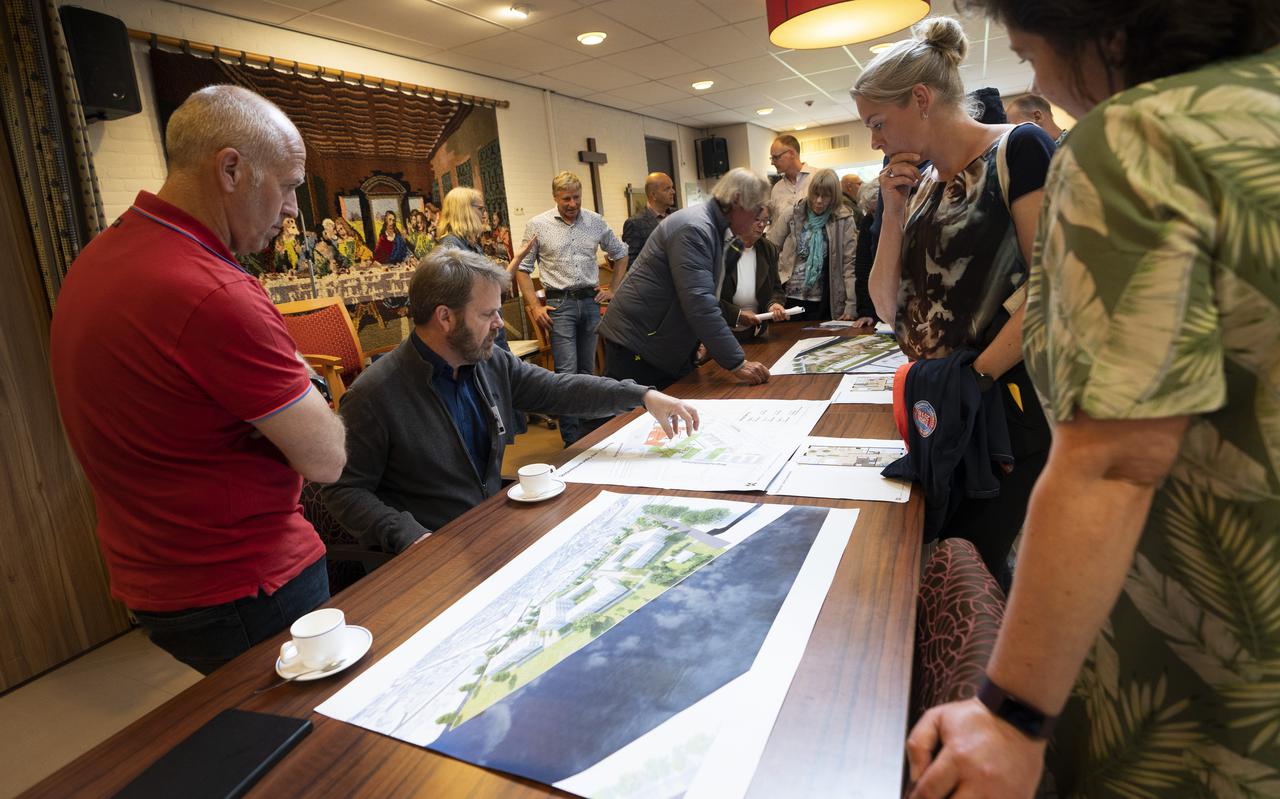 Bewoners en omwonenden laten zich informeren over de nieuwbouwplannen voor  wooncentrum Almenum in Harlingen.

