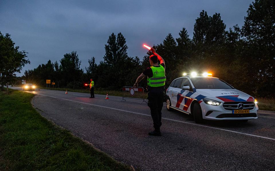 De politie controleert alle toegangswegen van Joure.