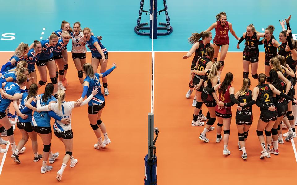 De volleybalsters van Sneek (links) en Utrecht maken zich op voor hun tiende krachtmeting van het seizoen. De elfde, komende zondag, wordt allesbeslissend.
