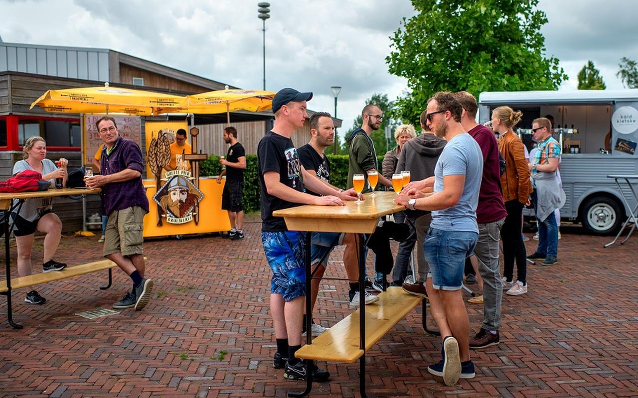 Een groep jongeren uit Garyp laat zich de Friese speciaalbiertjes goed smaken. FOTO JILMER POSTMA Een groep jongeren uit Garyp laat zich de Friese speciaalbiertjes goed smaken. FOTO JILMER POSTMA