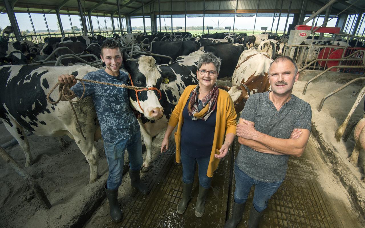 Jacco, Hillie, Mark en Coenraad (niet op de foto) van der Mark uit Feanwâlden hebben de meest productieve veestapel van Friesland. 