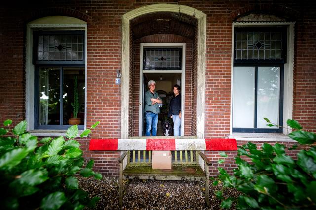 Terwijl het huis van Appie (67) en Anja (61) uit Augustinusga langzaam het kanaal in zakt, is de vra