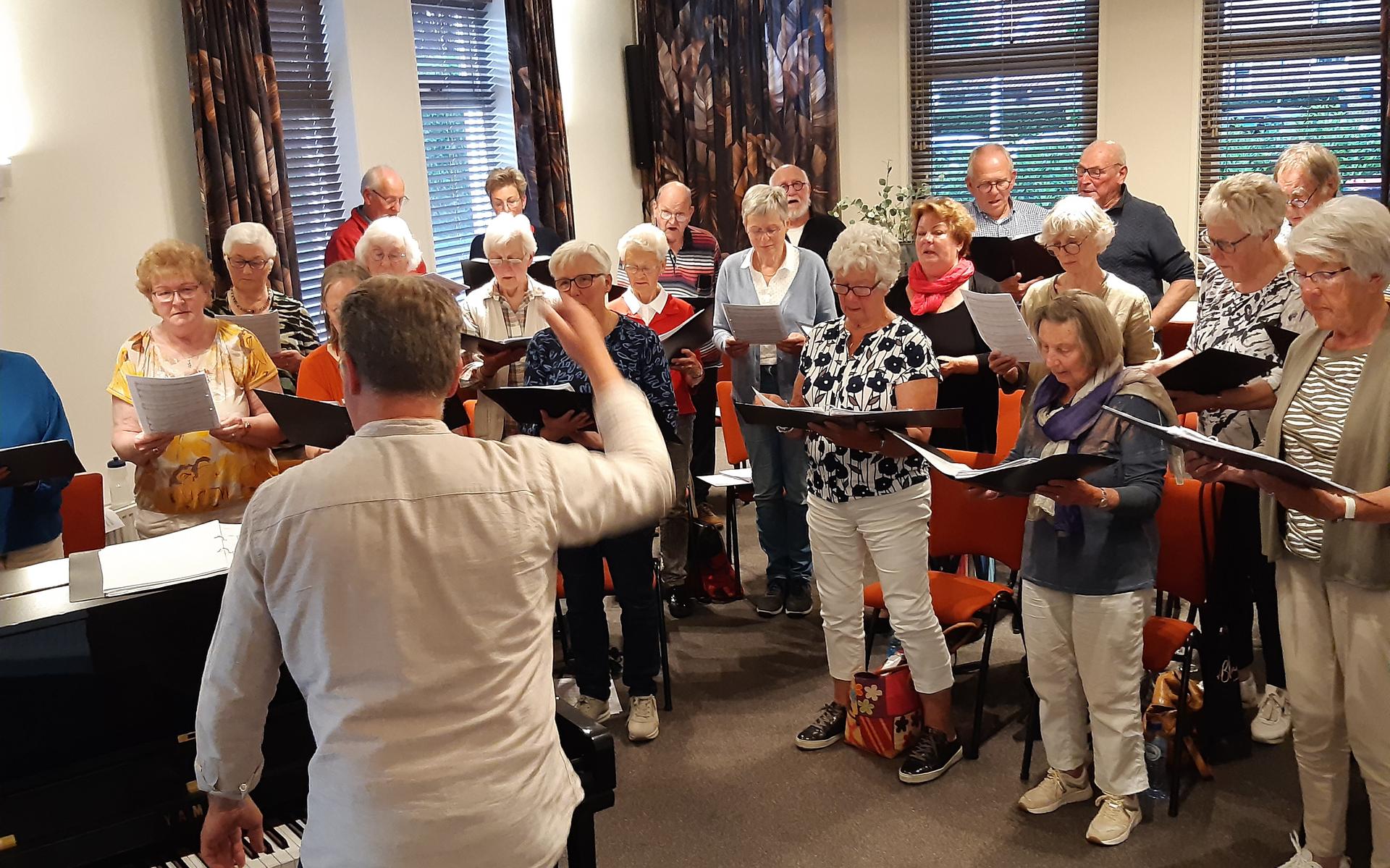 Van een halvering van het aantal leden naar gevulde agenda: Koor Langweer maakt doorstart