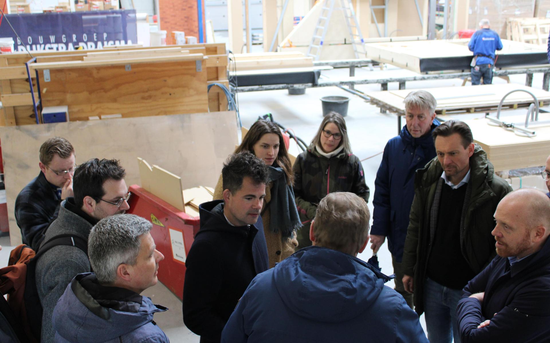 Ambtenaren en bestuurders in de fabriek van Dijkstra Draisma in Dokkum.