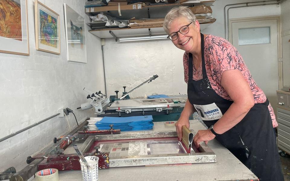 Tineke aan het werk:  'Van jongs af aan ben ik al geïnteresseerd in grafische technieken'.