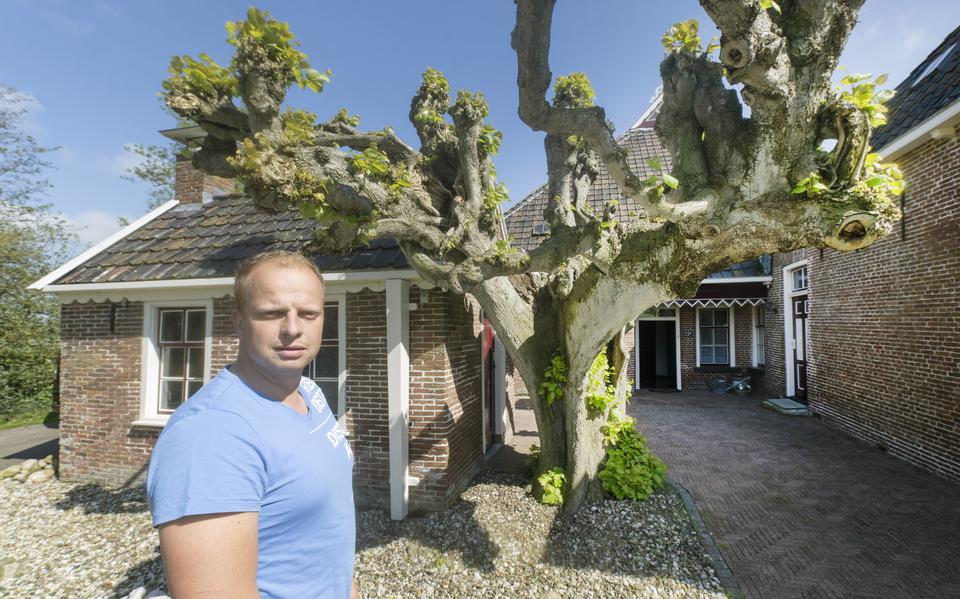 Rimco Veenje bij de monumentale Hollandse linde naast het stookhutje bij zijn boerderij in Garyp. 