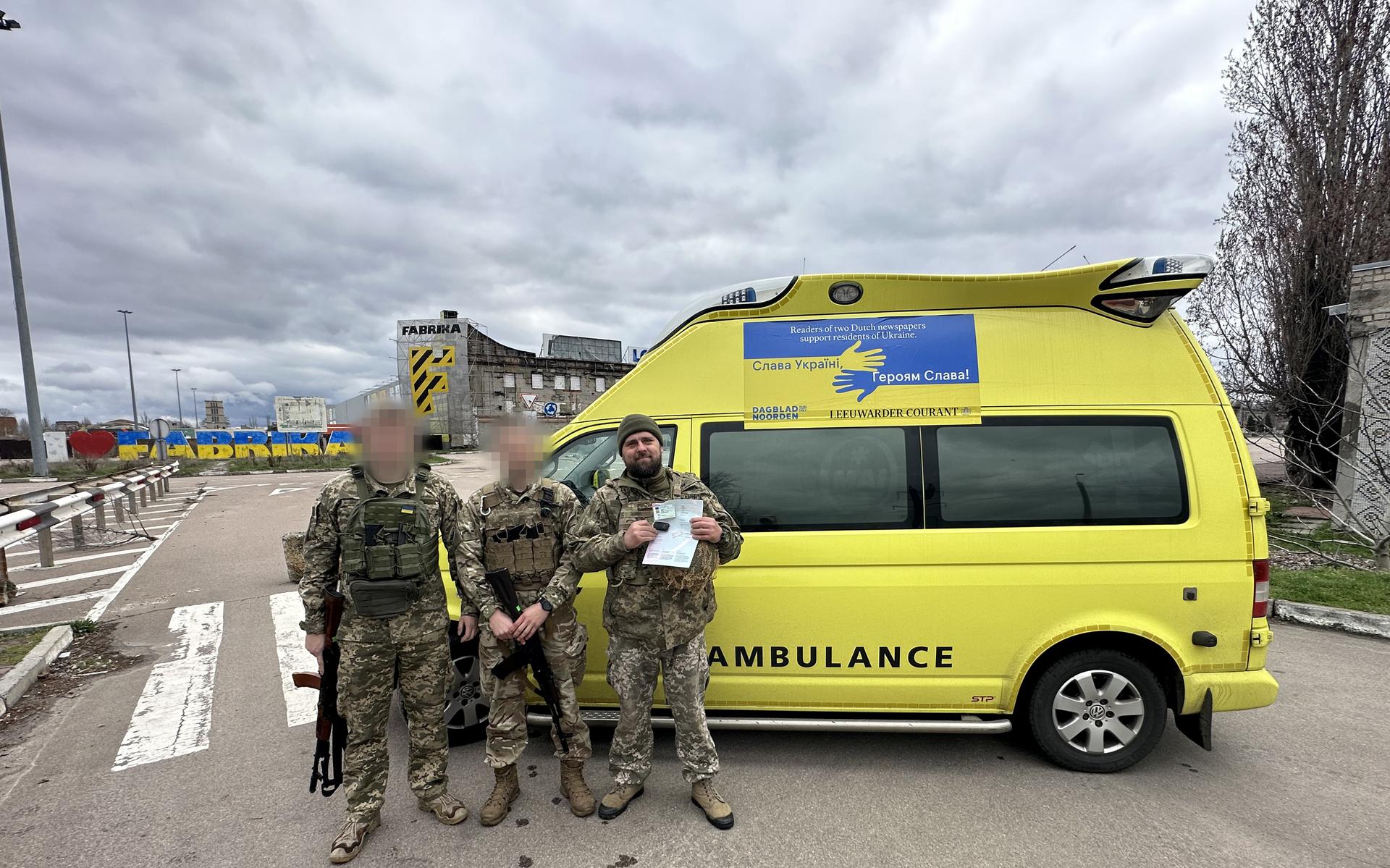 Legerkapelaan 'Mike' en twee militairen nemen de ambulance in ontvangst in Kherson.