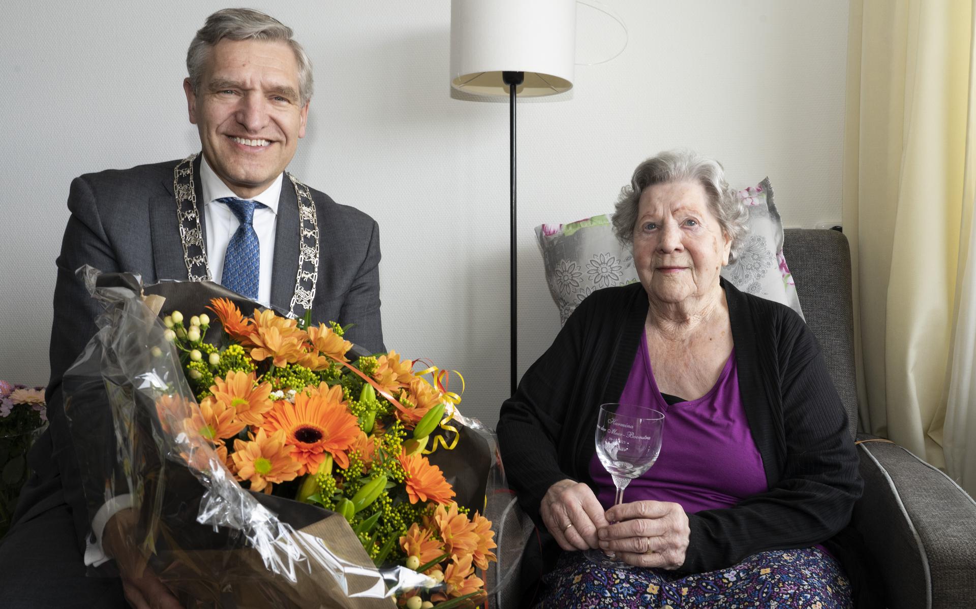 Burgemeester Buma bezocht dinsdag 11 april mevrouw Van der Meer-Boonstra, die zondag 9 april 100 was geworden.
