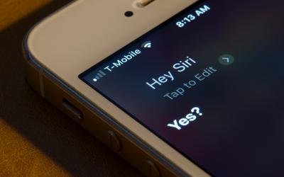 Siri, de virtuele iPhone-assistent, is voorlopig nog niet beschikbaar in het Gronings of Fries.