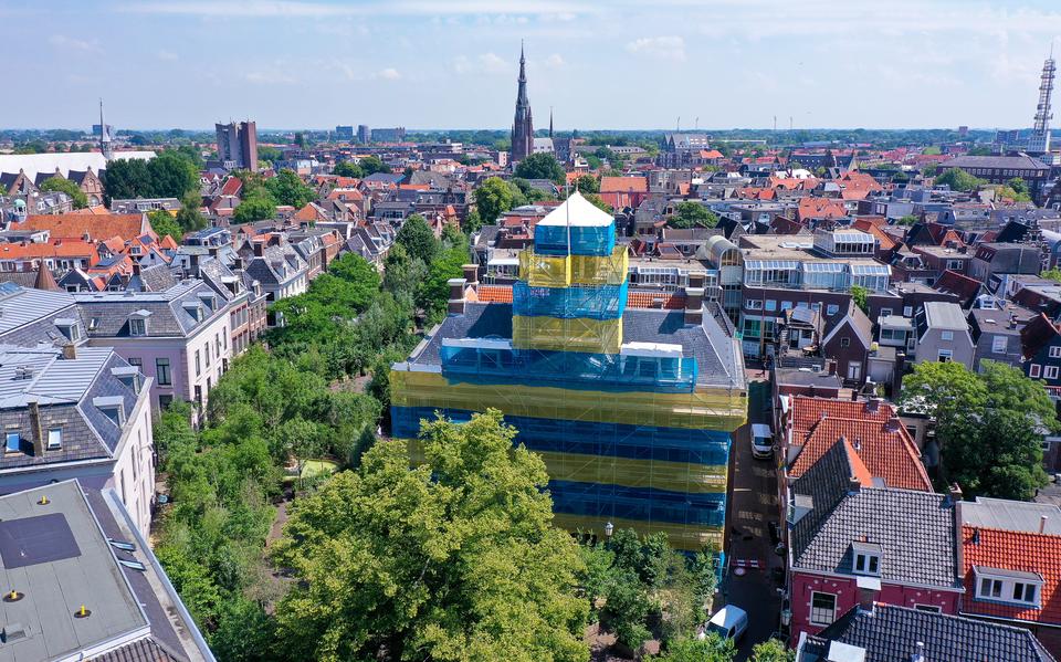 Het stadhuis staat in de steigers en is herkenbaar aan het blauwgele bouwdoek.