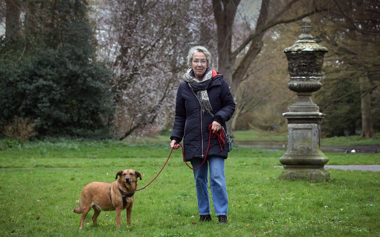 Gijsje van Butselaar met hond Lea: ,,Een park is geen natuur. Maar het lijkt wel zo.''