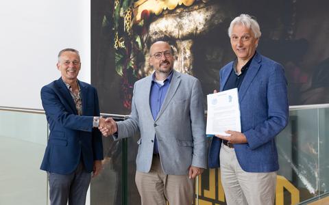 Joop Koopmans (voorzitter KFG), Kris Callens (directeur Fries Museum) en Ritske Mud (secretaris KFG) na ondertekening van de beheerovereenkomst Fries Museum met het KFG (Koninklijk Fries Genootschap).