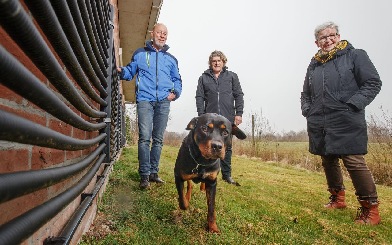 Pieter de Kroon, Frans Pool en Janny Janssen van WEN. Links op de links een zogeheten sunflexscherm, onderdeel van het verwarmingssysteem van Pool: een warmtepomp met aardaccu. Pieter de Kroon, Frans Pool en Janny Janssen van WEN. Links op de links een zogeheten sunflexscherm, onderdeel van het verwarmingssysteem van Pool: een warmtepomp met aardaccu.