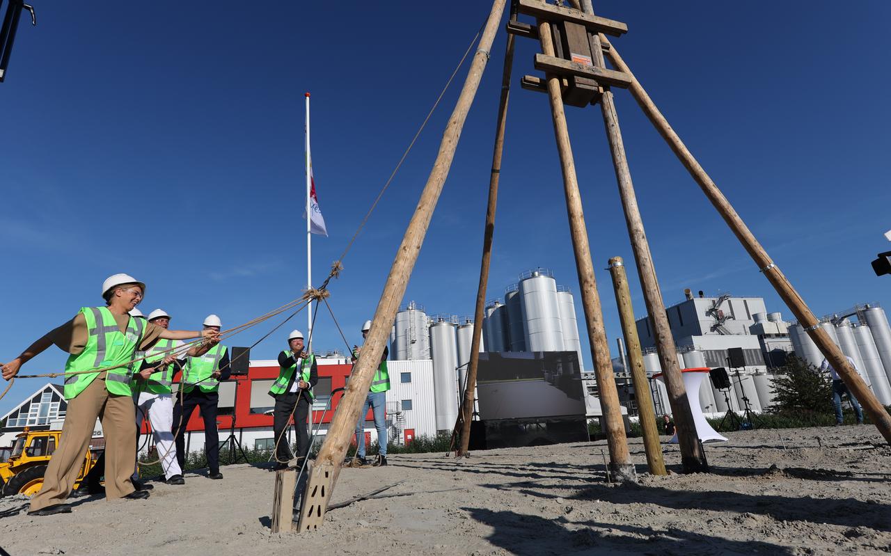 Na het onthullen van de jubileumvlag van FrieslandCampina, ging de eerste paal de grond in voor de uitbreiding van de zuivelfabriek in Workum. Links burgemeester Jannewietske de Vries van Súdwest-Fryslân.