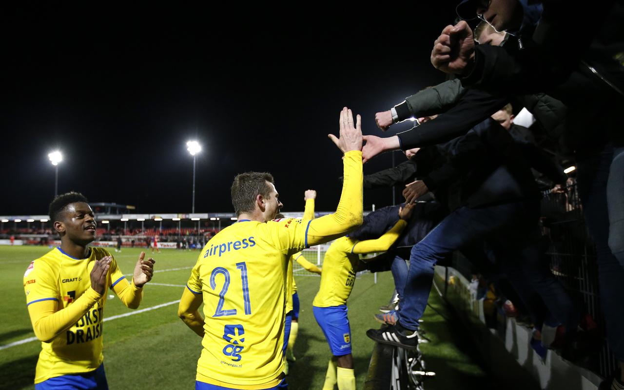 Eigen supporters zijn er nog niet bij, maar op bezoek bij Almere City zien de spelers van Cambuur zondag eindelijk weer voetbalfans op de tribune. Eigen supporters zijn er nog niet bij, maar op bezoek bij Almere City zien de spelers van Cambuur zondag eindelijk weer voetbalfans op de tribune.