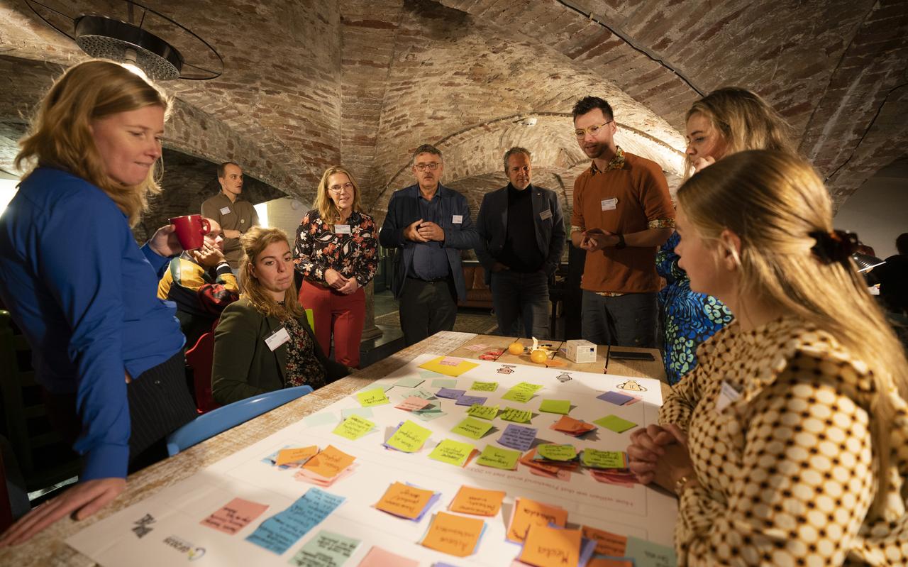 Twaalf groepen dachten donderdag in de Kanselarij in Leeuwarden na over een duurzame toekomst voor Friesland. Aan het einde van de dag presenteerden ze hun plannen aan bestuurders en ondernemers. Twaalf groepen dachten donderdag in de Kanselarij in Leeuwarden na over een duurzame toekomst voor Friesland. Aan het einde van de dag presenteerden ze hun plannen aan bestuurders en ondernemers.