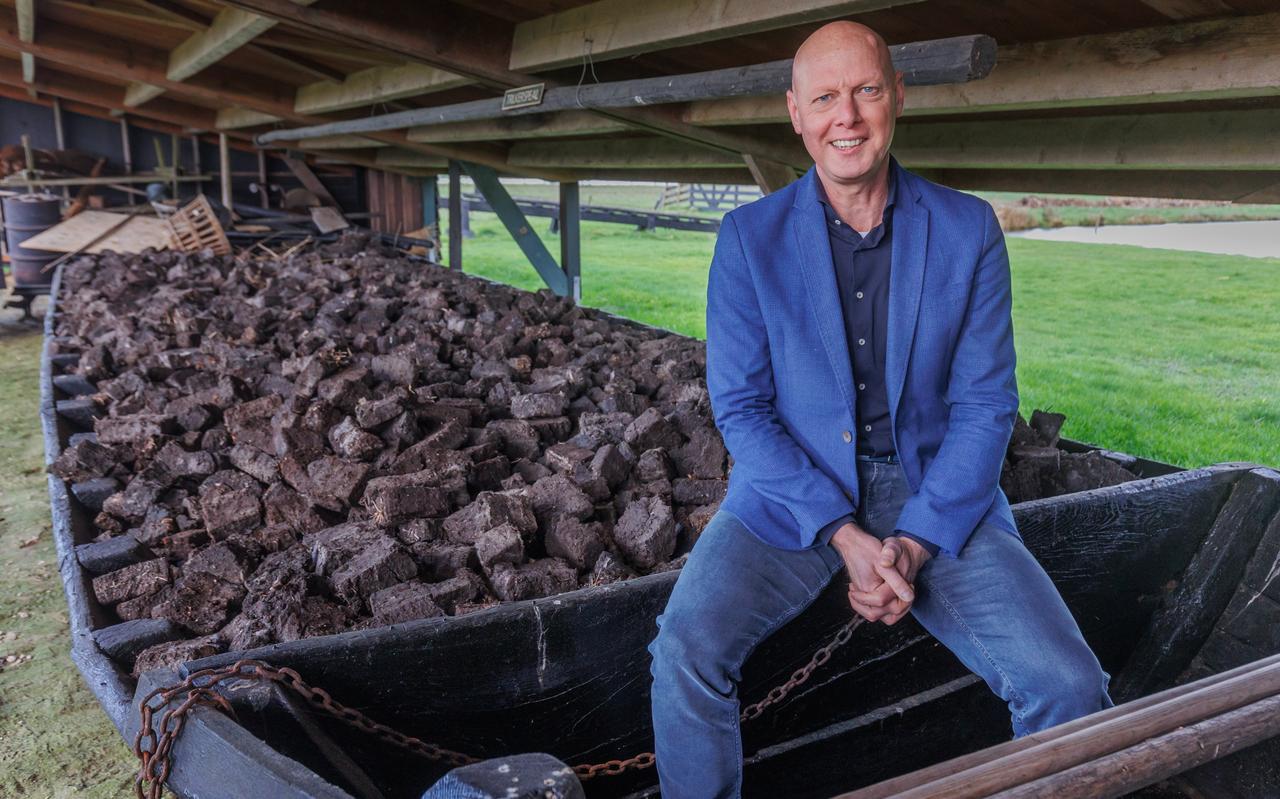 Wiebo de Vries bij de turfschuit op het terrein van het openluchtmuseum it Damshûs in Nij Beets. Wiebo de Vries bij de turfschuit op het terrein van het openluchtmuseum it Damshûs in Nij Beets.
