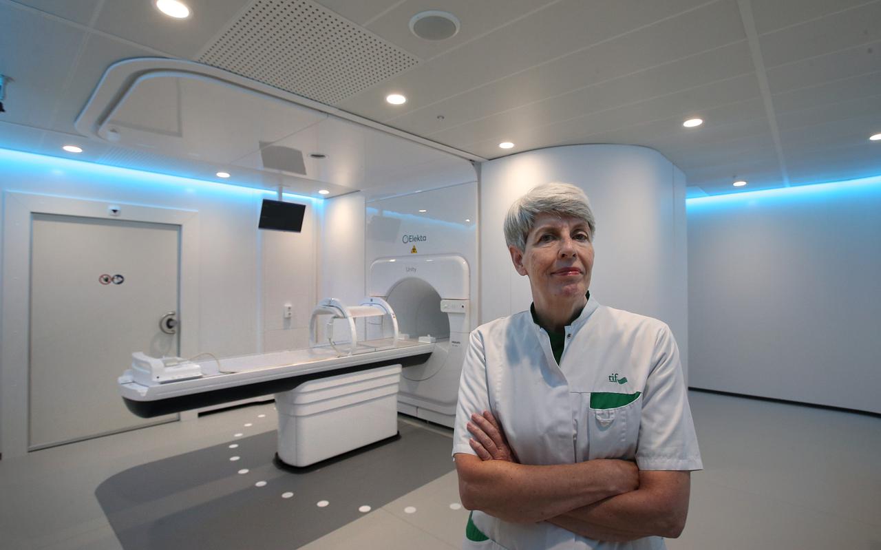 Annerie Slot, radiotherapeut-oncoloog en directeur van het Radiotherapeutisch Instituut Friesland voor de MR Linac, een hypermodern bestralingsapparaat dat de tumor heel precies bestraalt en omliggende gezonde cellen zo veel mogelijk spaart.